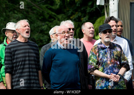 Eine Gemeinschaft Chor an der Leamington Peace Festival, Leamington Spa, Großbritannien singen Stockfoto