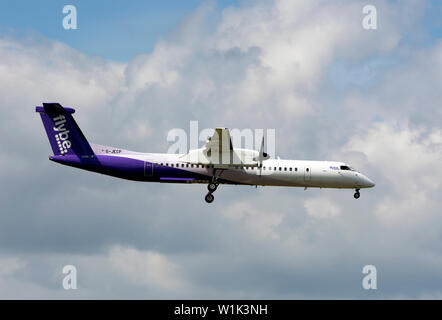 Flybe Bombardier Dash 8 Landung am Flughafen Birmingham, UK (G-JECP) Stockfoto