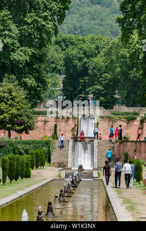 Fließendes Wasser als Stream über die Terrassen an Nishat Bagh, Srinagar, Jammu und Kaschmir, Indien Stockfoto