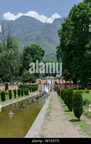 Fließendes Wasser als Stream über die Terrassen an Nishat Bagh mit Zabarwan Berge im Hintergrund in Srinagar, Jammu und Kaschmir, Indien Stockfoto