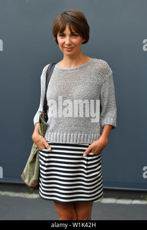 Julia Koschitz (Schauspielerin) Einzelbild, einziges Motiv, halb Bild, halb Abbildung. ZDF Empfang/in Hugo's Bar anlässlich Filmfest München am 02.07.2019 | Verwendung weltweit Stockfoto