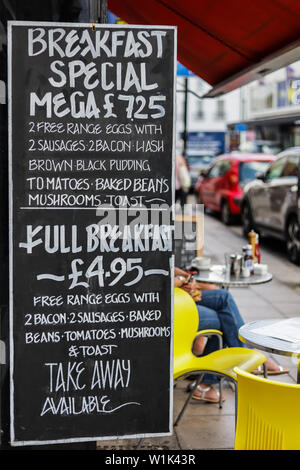 Kreidetafel Frühstück außerhalb eines Street Café in England Stockfoto