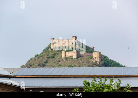 Hari Parbat und die durrani Fort wie von der Innenstadt von Jamia Masjid, Srinagar, Jammu und Kaschmir, Indien gesehen. Stockfoto