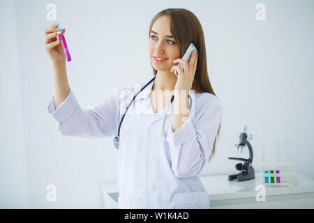 Junge Wissenschaftler im Life-Science Labor pipettieren. Stockfoto