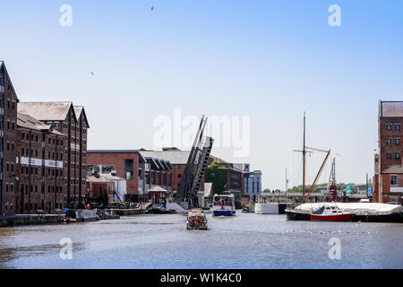 Anheben der Straßenbrücke in Gloucester Docks Stockfoto