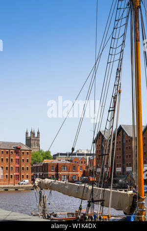 Blick über Gloucester Docks mit der Kathedrale von Gloucester Tower Stockfoto