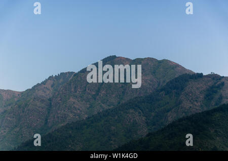 Zabarwan Gebirge Gipfel wie von Dal Lake, Srinagar, Jammu und Kaschmir, Indien gesehen. Stockfoto