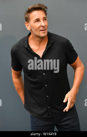 Mark Keller (Schauspieler) Einzelbild, Single Cut Motiv, halb Bild, halb Abbildung. ZDF Empfang/in Hugo's Bar anlässlich Filmfest München am 02.07.2019 | Verwendung weltweit Stockfoto