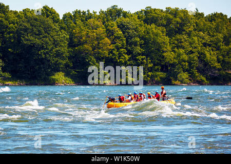 Montreal, Kanada - Juni, 2018: die Gruppe von Menschen Rafting in Lachine Stromschnellen in Montreal, Quebec, Kanada. Editorial. Stockfoto