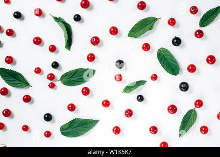 Obst Muster aus frischen Beeren und grüne Blätter auf weißem Hintergrund. Konzept der gesunden Ernährung. Flach, Ansicht von oben, kopieren Raum Stockfoto