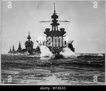 USS Pennsylvania und Schlachtschiff von Colorado class gefolgt von drei Kreuzer USS Louisville (CA-28), USS Portland (CA-33) und USS Columbia (CL-56) in den Golf von Lingayen Philippinen, im Januar 1945.; Allgemeine Hinweise: Hinweis: Der kriegszeit Zensoren hat Pennsylvania radar Antennen entfernt. Stockfoto