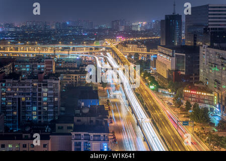 Chengdu, Provinz Sichuan, China - Juni 3, 2019: Besetzt Auto Verkehr auf ChengWenLiJiao interchange Luftaufnahme in der Nacht in QingYangQu Bezirk Stockfoto