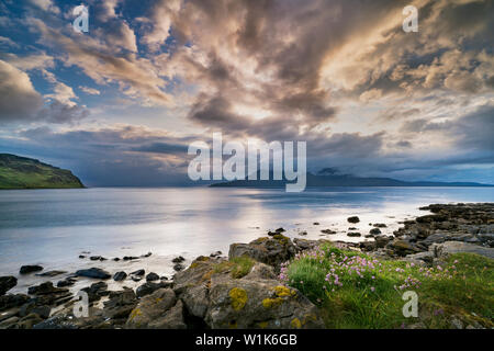 Sonnenuntergang über der Insel Rum, von laig Bay, Cleadale, Insel Eigg, kleinen Inseln, Schottland. Stockfoto