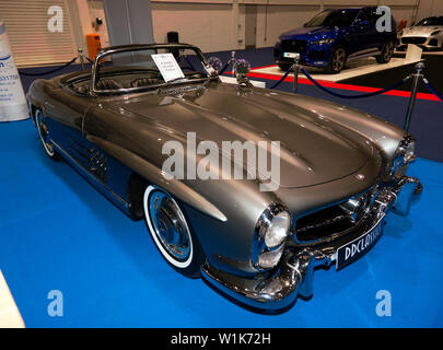 Drei Viertel der Vorderansicht eines Mercedes-Benz 300 SL Roadster auf der DDClassics stand, an die 2019 London Classic Car Show Stockfoto