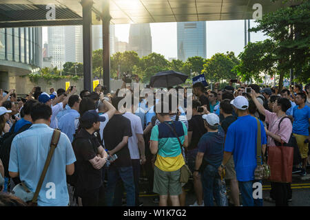 Handgemenge bei Hong Kong Protestaktion: pro Polizei Demonstranten Handgemenge mit anti Auslieferung Demonstranten Stockfoto