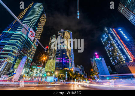 Chengdu, Provinz Sichuan, China - Juni 6, 2019: TaiShengNanLu street view in der Nacht in der Mitte der Stadt. Diese Straße ist bekannt für seine grossen nu Stockfoto