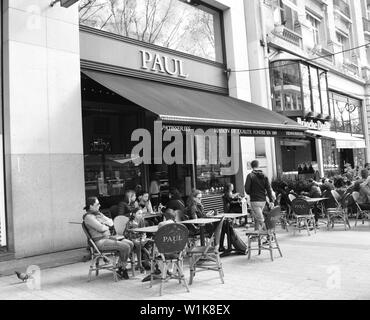 Ein schwarz-weiß Foto von Paul cafe in Paris, Frankreich Stockfoto