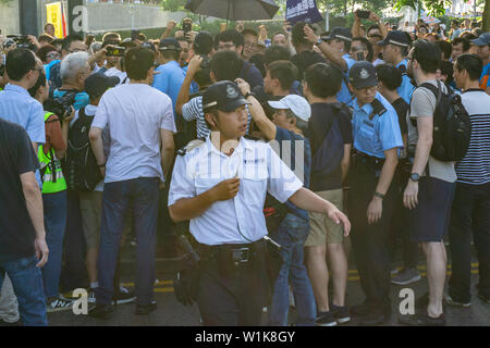 Handgemenge bei Hong Kong Protestaktion: pro Polizei Demonstranten Handgemenge mit anti Auslieferung Demonstranten Stockfoto