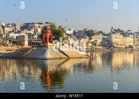 Pushkar, Indien - Februar 06, 2019: Ghats und Tempel am Heiligen See in Pushkar Rajasthan Stockfoto