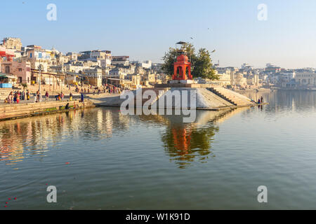 Pushkar, Indien - Februar 06, 2019: Ghats und Tempel am Heiligen See in Pushkar Rajasthan Stockfoto