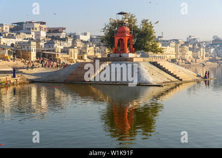 Pushkar, Indien - Februar 06, 2019: Ghats und Tempel am Heiligen See in Pushkar Rajasthan Stockfoto