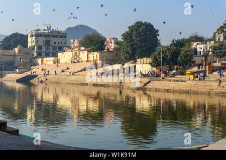 Pushkar, Indien - Februar 06, 2019: ghats am Heiligen See in Pushkar Rajasthan Stockfoto