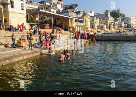 Pushkar, Indien - Februar 06, 2019: Indische Leute baden in Pushkar heiligen See in Rajasthan