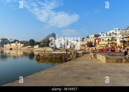 Pushkar, Indien - Februar 06, 2019: ghats am Heiligen See in Pushkar Rajasthan Stockfoto