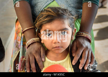 Pushkar, Indien - Februar 06, 2019: Portrait von Indischen jungen Mädchen am Heiligen See in Pushkar Rajasthan Stockfoto