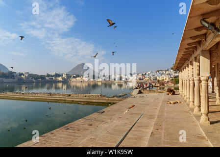 Pushkar, Indien - Februar 06, 2019: ghats am Heiligen See in Pushkar Rajasthan Stockfoto