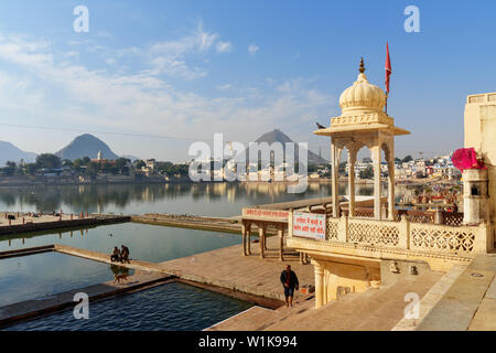 Pushkar, Indien - Februar 06, 2019: ghats am Heiligen See in Pushkar Rajasthan Stockfoto