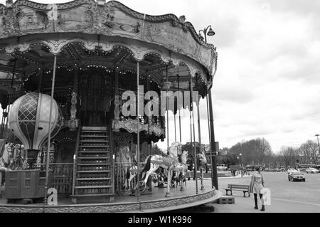 Schwarz-weiß Foto für ein Karussell in Paris, Frankreich Stockfoto