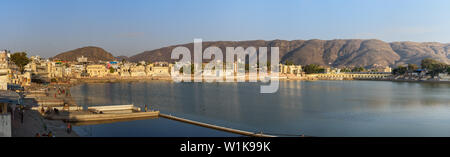 Pushkar, Indien - Februar 06, 2019: Panorama der Ghats und Brücke am Heiligen See in Pushkar Rajasthan Stockfoto