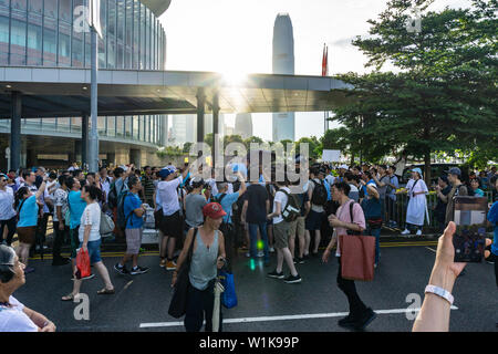 Handgemenge bei Hong Kong Protestaktion: pro Polizei Demonstranten Handgemenge mit anti Auslieferung Demonstranten Stockfoto