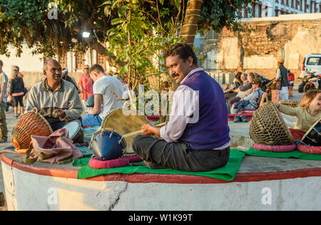 Pushkar, Indien - Februar 06, 2019: Indische Männer spielen die Drums von Pushkar See bei Sonnenuntergang Stockfoto