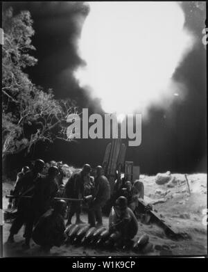 Veteran Artilleristen der C Batterie., 90th Field Artillery., legen ein mörderisches Sperrfeuer auf lästige japanische Artillerie Positionen in der Balete Pass, Luzon, Philippinen; Allgemeine Hinweise: Verwenden Sie Krieg und Konflikt Nummer 1211 bei der Bestellung eine Reproduktion oder Anforderung von Informationen zu diesem Bild. Stockfoto