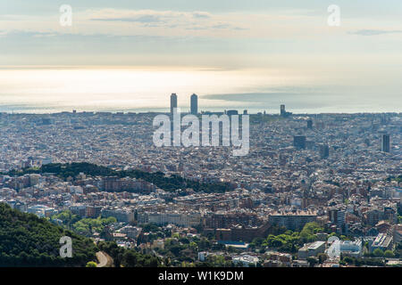 Panoramablick über Barcelona von Tibidabo Stockfoto