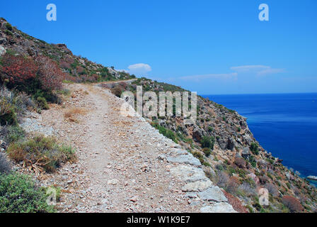 Die felsigen Weg vom Livadia zu Lethra Beach auf der griechischen Insel Tilos. Stockfoto