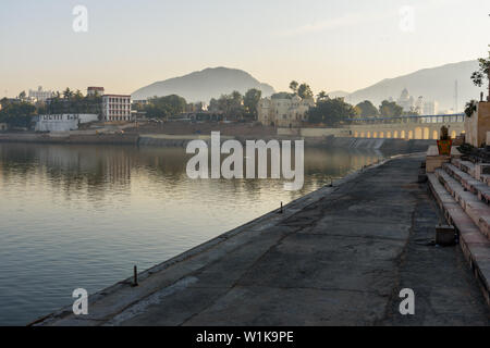 Ghats am Heiligen See in Pushkar Rajasthan. Indien Stockfoto