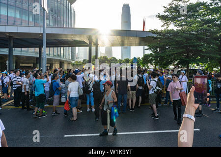 Handgemenge bei Hong Kong Protestaktion: pro Polizei Demonstranten Handgemenge mit anti Auslieferung Demonstranten Stockfoto