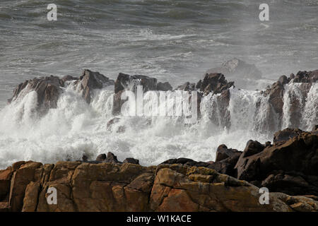 Fließendes Wasser im Meer Felsen nach durch starke Wellen geschlagen werden Stockfoto