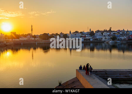 Ghats in Pushkar heiligen See bei Sonnenuntergang in Rajasthan. Indien Stockfoto