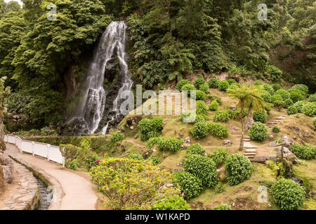 Großen Wasserfall im Naturpark mit einer Wassermühle in Nordeste, Sao Miguel, Azoren, Portugal. Stockfoto