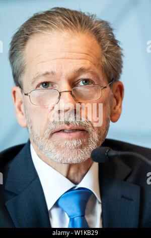 03 Juli 2019, Nordrhein-Westfalen, Düsseldorf: Burkhard Freier (l), Leiter des Amtes für Verfassungsschutz NRW, spricht während einer Pressekonferenz. Reul präsentierte die verfassungsrechtliche Schutz Bericht des Landes Nordrhein-Westfalen für das Jahr 2018. Foto: Federico Gambarini/dpa Stockfoto