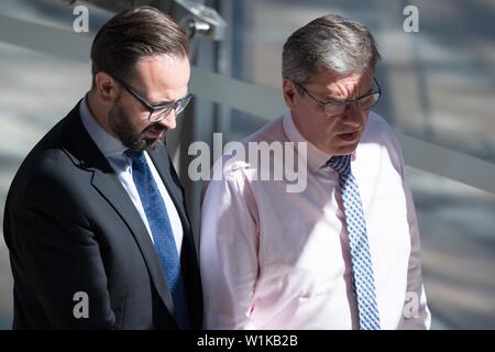 03 Juli 2019, Sachsen, Dresden: Sebastian Gemkow (CDU, l), Minister der Justiz des Freistaates Sachsen, und Frank Kupfer, der ehemalige Vorsitzende der CDU-Fraktion im Landtag von Sachsen, stehen Seite an Seite während der Plenarsitzung im Landtag Sachsens. Themen der Konferenz gehören die Verbesserung des Tierschutzes und einer Neuorganisation der Informationssicherheit in Bayern. Foto: Sebastian Kahnert/dpa-Zentralbild/dpa Stockfoto