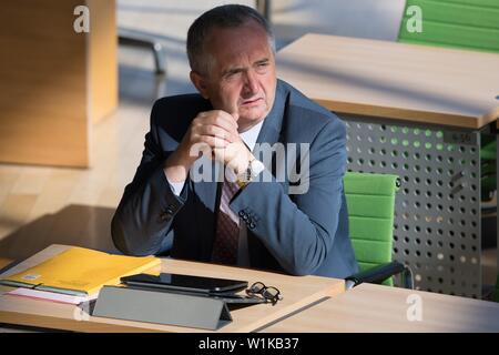 03 Juli 2019, Sachsen, Dresden: Sachsens Landwirtschaftsminister Thomas Schmidt (CDU) sitzt in seinem Sitz vor Beginn der Sitzung. Themen der Konferenz gehören die Verbesserung des Tierschutzes und einer Neuorganisation der Informationssicherheit in Bayern. Foto: Sebastian Kahnert/dpa-Zentralbild/dpa Stockfoto