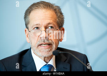 03 Juli 2019, Nordrhein-Westfalen, Düsseldorf: Burkhard Freier (l), Leiter des Amtes für Verfassungsschutz NRW, spricht während einer Pressekonferenz. Reul präsentierte die verfassungsrechtliche Schutz Bericht des Landes Nordrhein-Westfalen für das Jahr 2018. Foto: Federico Gambarini/dpa Stockfoto