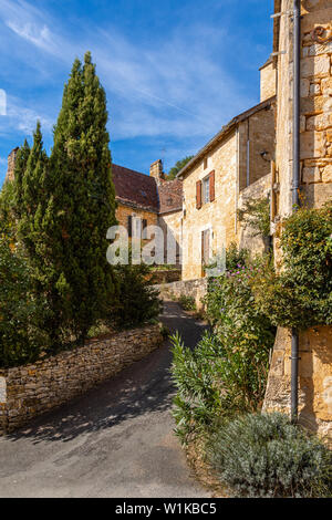 Gasse im Dorf von Castelnaud-la-Chapelle, Dordogne, Frankreich Stockfoto