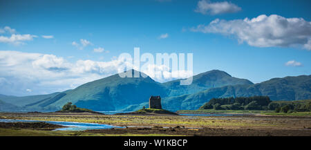 Schloss auf der Insel - Castle Stalker - eine malerische Schloss vom Wasser, 25 Meilen nördlich von Oban an der Westküste Schottlands umgeben Stockfoto