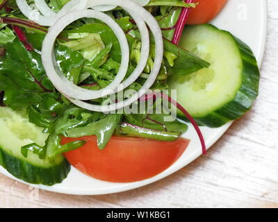 London, UK - Juni 2019 - Nahaufnahme von einem Teil der Tomate und Zwiebel Salat an Applebee's Fischrestaurant in Borough Market Stockfoto